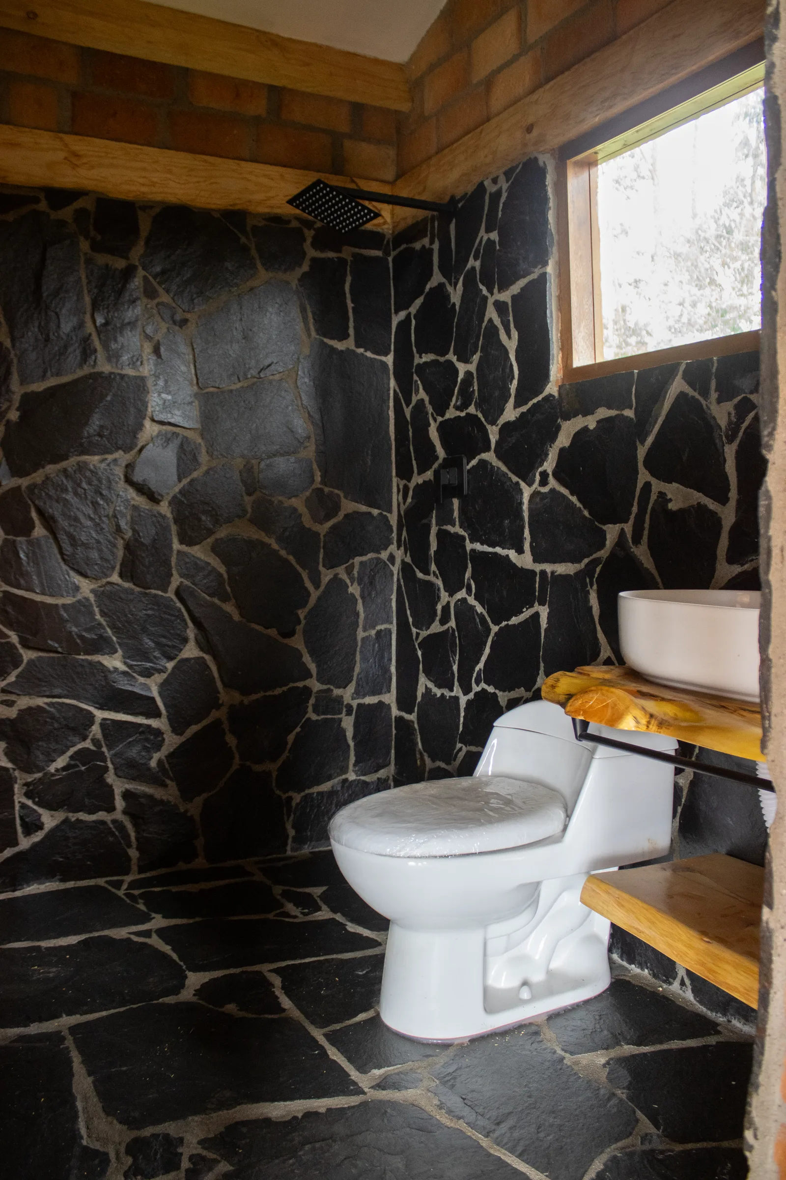 Baño terminado revestido en piedra natural