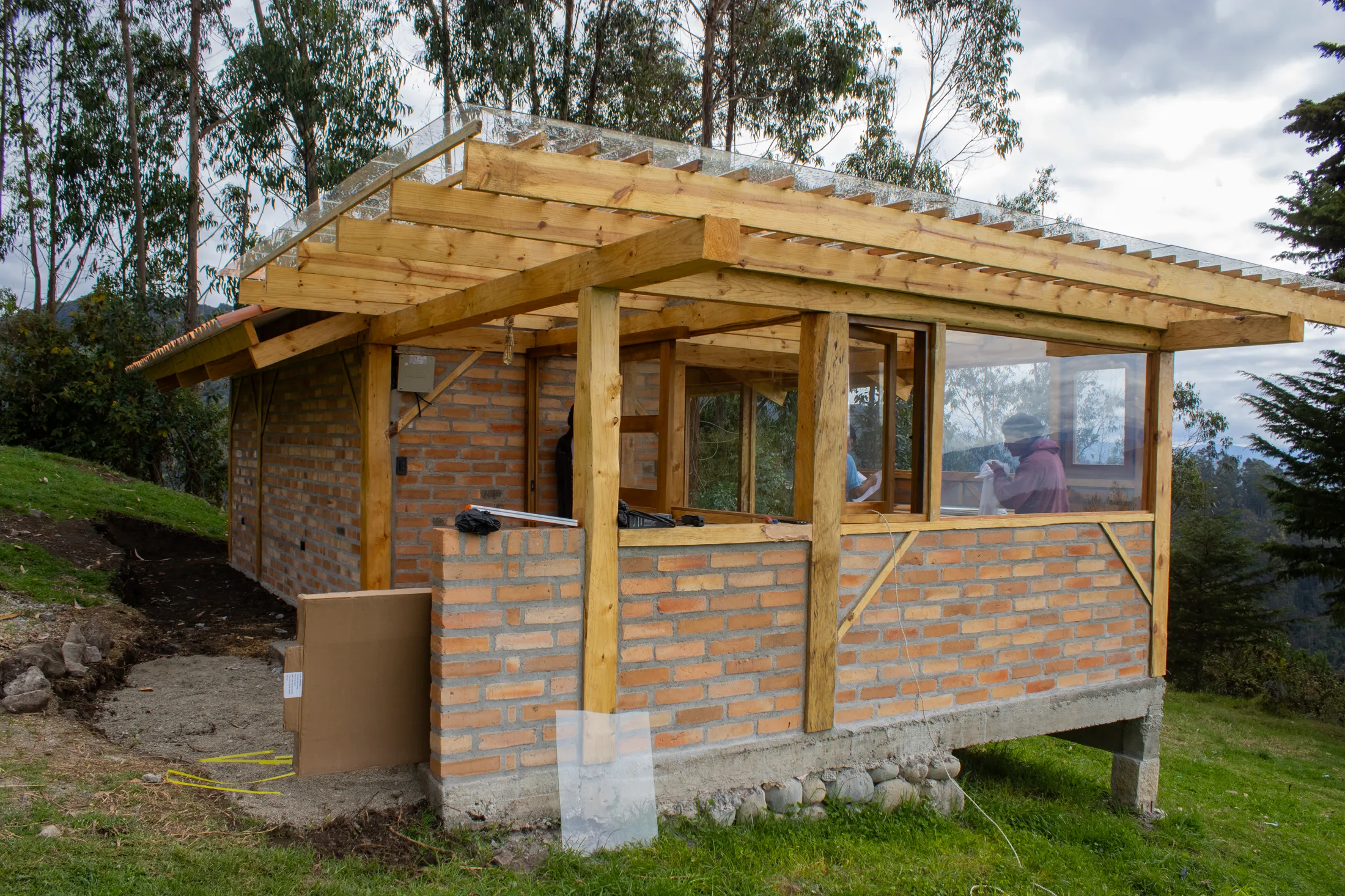 Casa pequeña de 37 m² construida en madera y ladrillo
