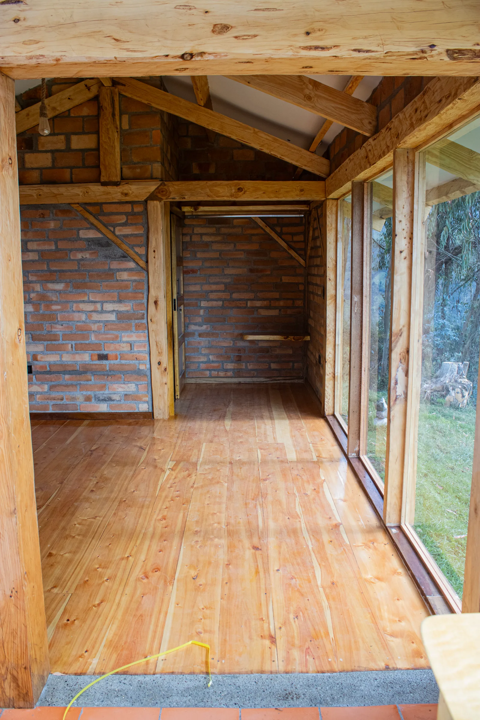 Interior terminado con piso y estructura de madera