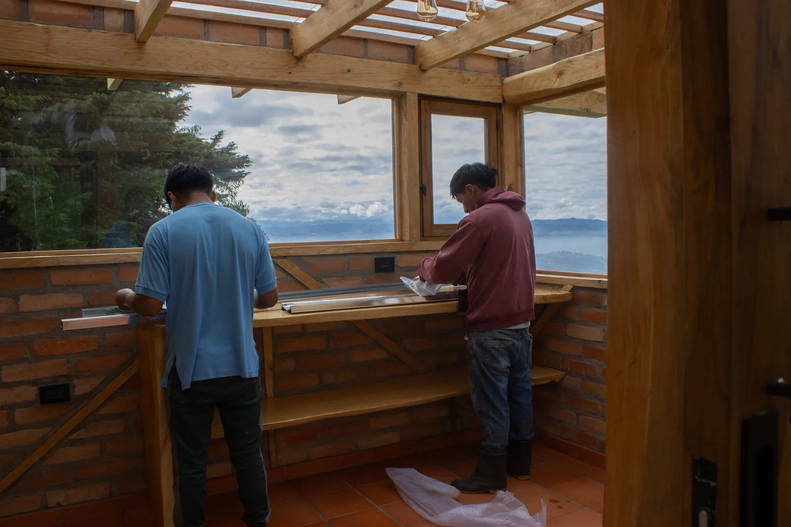 Construcción real de una casa pequeña con estructura de madera y muros de ladrillo
